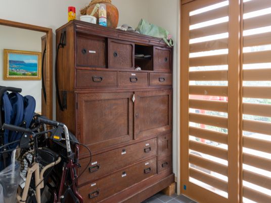 木製の収納と車椅子