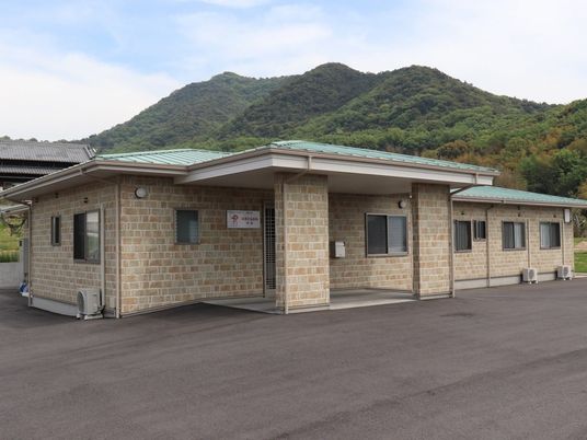 山に囲まれた施設外観  