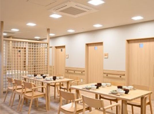 明るい食堂の内観  