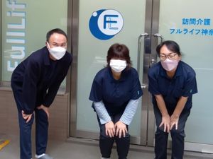 笑顔で挨拶するスタッフのエントランス  