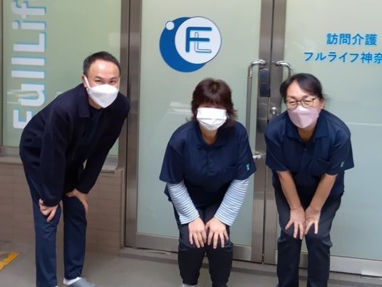笑顔で挨拶するスタッフのエントランス  