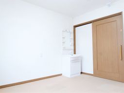 シンプルな洗面台のある居室