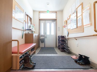 廊下のベンチと掲示物