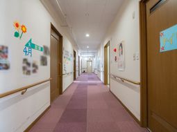 明るい廊下の風景