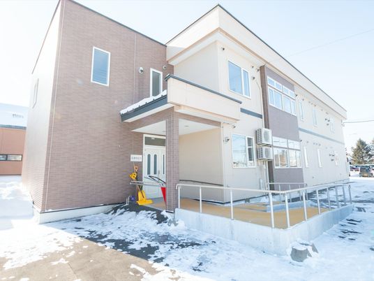 雪景色の建物外観