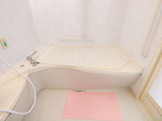 手すり付き浴槽と床