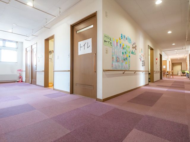 広々とした明るい廊下