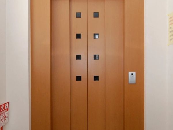 清潔な木製エレベーター