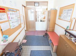 入口と掲示板の明るい空間