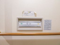 案内プレートと手すり