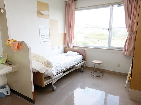 窓際の明るい居室