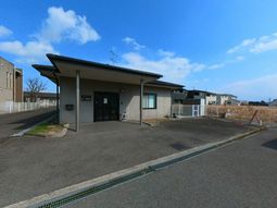 青空と建物の外観