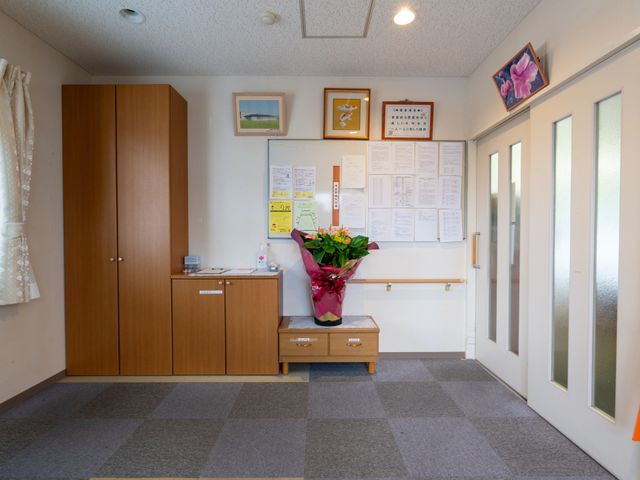 掲示物のある室内 掲示物 広々とした空間に掲示物が整然と配置され、落ち着いた印象を与えます。