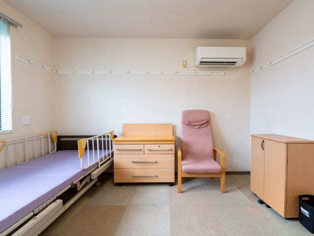 落ち着いた雰囲気の居室 居室 広々とした居室は、シンプルで落ち着いた雰囲気を楽しめます。エアコンも完備されていますので、快適に過ごせます。