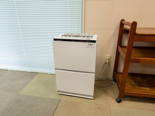 空気清浄機と棚