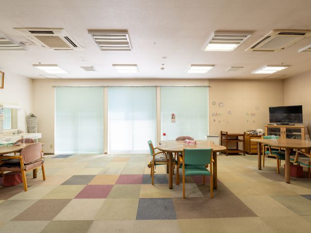 広々としたラウンジ ラウンジ 明るい光が差し込み、リラックスできる広々とした空間です。スタッフやご利用者様が交流しやすく設計されています。