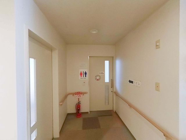 トイレ前の廊下 廊下 手すりのある明るい廊下です。トイレへのスムーズな移動をサポートしています。