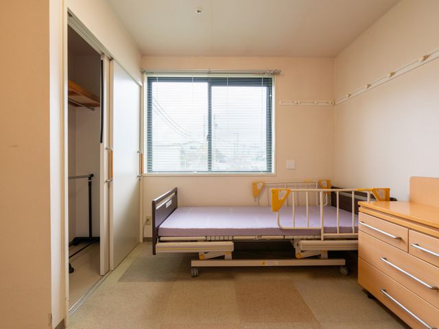 広々とした居室 居室 収納スペースも備えた明るい居室です。自然光が差し込む快適な環境をご提供します。