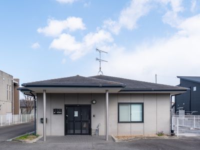 静かなたたずまいの建物外観