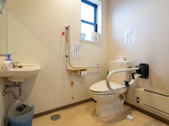 使いやすいトイレ トイレ 手すりが設置されており、安全に利用できるトイレです。清潔感のある明るい空間になっています。