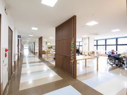 広々とした明るい廊下