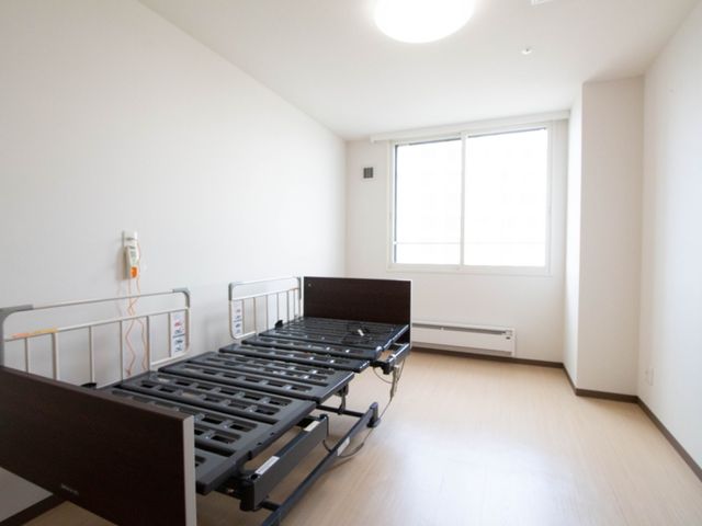 明るく広々とした居室 居室 ゆとりを感じる明るい居室です。機能的なベッドが配置されており、快適な生活空間を提供しています。