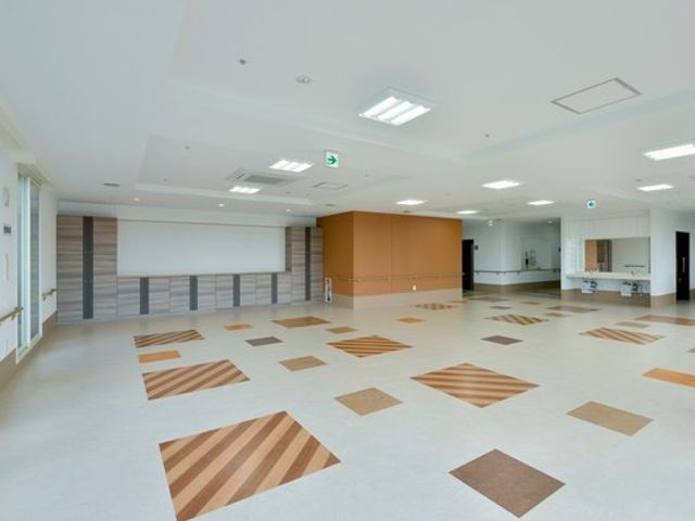 広々とした多目的室 食堂 明るく開放的な空間で、様々なアクティビティが行える多目的室です。作業やレクリエーションなどで利用者の交流が生まれます。