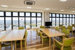 明るい食堂の風景