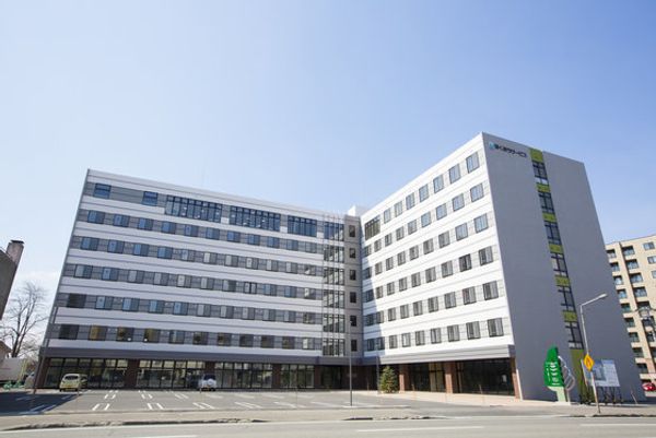 モダンな建物の外観