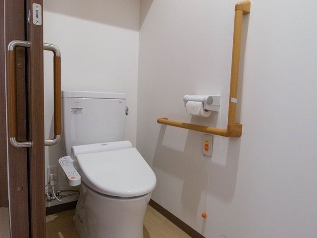 清潔なトイレ空間 トイレ 手すり付きの安心設計のトイレです。ご高齢者も使いやすい配慮がされており、就業環境の一部を垣間見ることができます。
