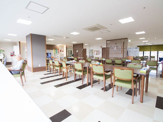 広々とした明るい食堂 食堂 ゆったりとした椅子が配された食堂です。明るく開放感のある空間で利用者がくつろぐ様子が伺えます。