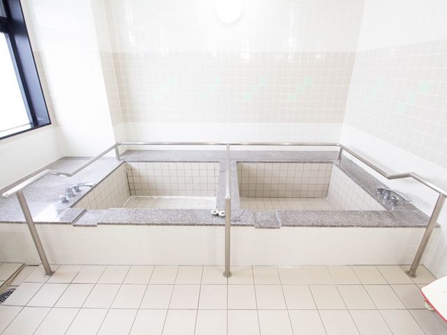 手すり付き清潔な浴室 浴室 安全に配慮された設計の浴室です。手すりが整備され、ご入浴時のサポートも充実しています。