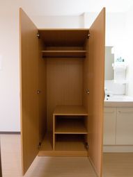 開いたクローゼットの中