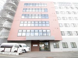 清潔感のある建物のエントランス