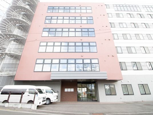清潔感のある建物のエントランス