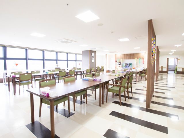 広々とした明るい食堂 食堂 ゆとりのある広さが特徴の食堂では、豊かな採光で居心地の良い食事時間を過ごせます。テーブルや椅子も配置され、明るく開放感のある空間が広がっています。