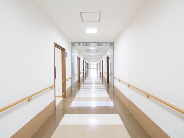 清潔感のある廊下 通路 広々として明るく、手すりが設けられた安全な通路です。廊下もゆとりを持って設計されており、快適にお過ごしいただけます。