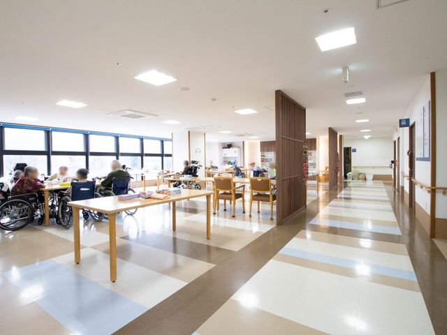 広々としたダイニングルーム 食堂 明り取りの良い食堂では、利用者が食事を取りながら交流を深めています。広くてバリアフリーな設計は車椅子の方にも優しい空間です。