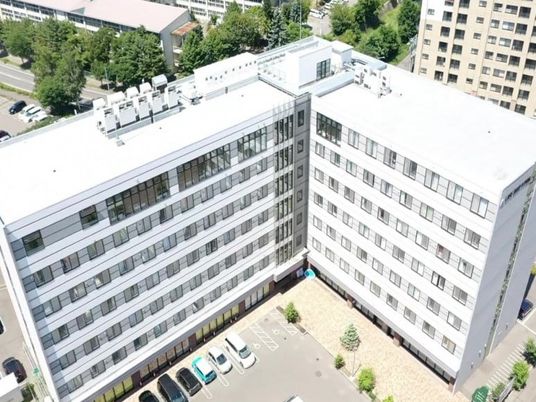 白い大規模建物の外観  