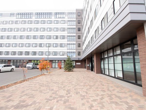 清潔感ある建物のエントランス