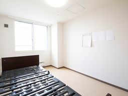 明るい個室の居室