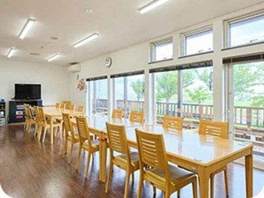 明るい食堂のテーブル席  