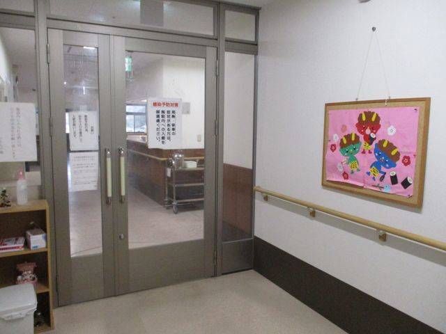 廊下のガラス戸と掲示物 廊下 清潔感あふれる廊下が見渡せます。掲示物からは日々の生活やイベント情報が伝わる設計です。