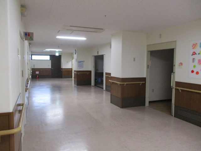 広々とした廊下の風景 廊下 清潔で広々とした廊下は、日々の業務を行う上での快適な環境を提供します。明るい雰囲気が心地よい職場です。