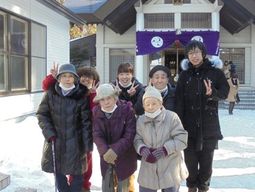 冬の日のスタッフと利用者