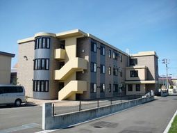 明るい立地の建物外観