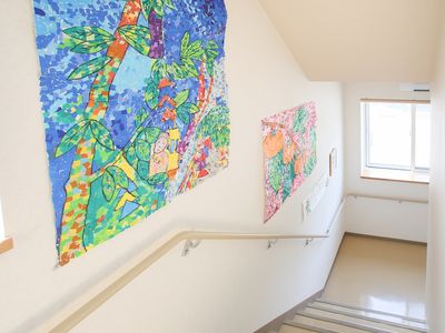 カラフルな壁画の階段