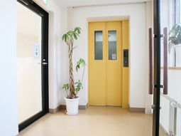 明るい廊下とエレベーター