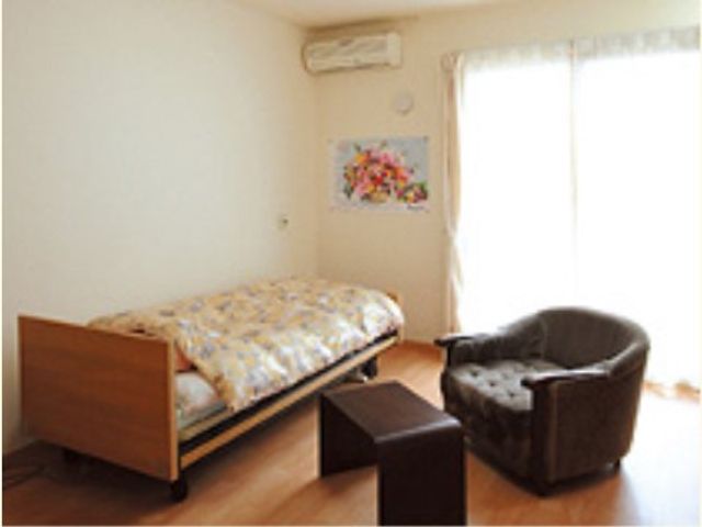 快適な居室 居室2 シンプルで落ち着いた色合いの居室です。日中は窓から自然光が差し込み、温かな雰囲気を楽しめます。