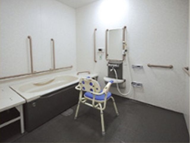 バリアフリー設計の浴室 浴室 手すり完備で安全なバリアフリーの浴室です。ゆったりと安心してご利用いただける設計になっています。